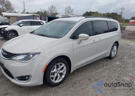 2017 Chrysler Pacifica Touring-L z USA, uszkodzony, nr VIN 2C4RC1BG5HR635084